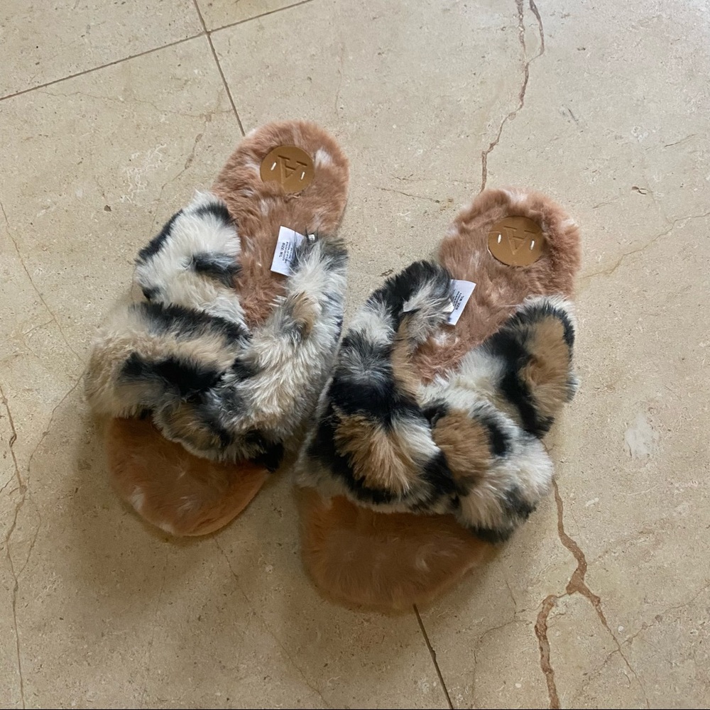ANTHROPOLOGIE Fownes Lexie Leopard Plush Faux Fur Slippers Size M/L - Picture 5 of 7